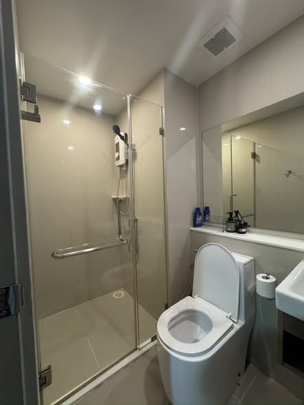room interior and bathroom of Aspire Asoke-Ratchada