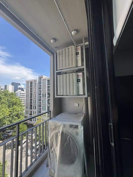 room interior and bathroom of Aspire Asoke-Ratchada