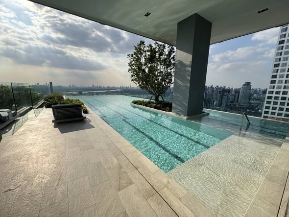 pool of Aspire Onnut Station