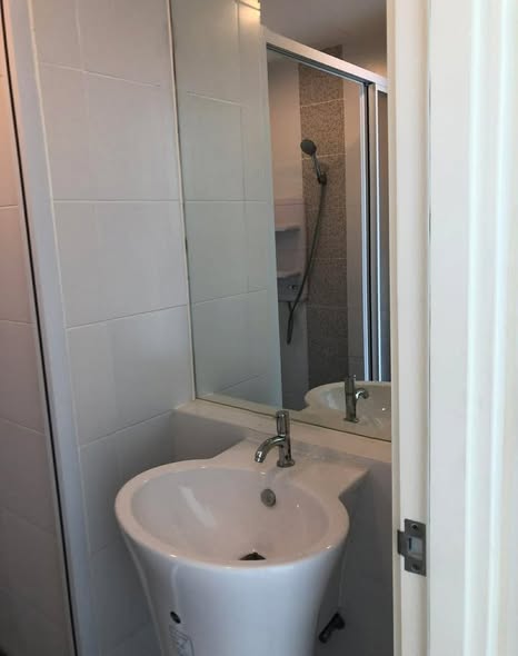 room interior and bathroom of Aspire Rattanathibet Weston