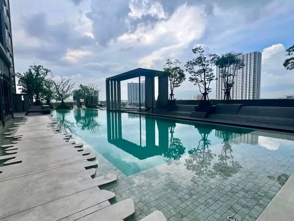 pool of Aspire Sathorn – Tha Phra