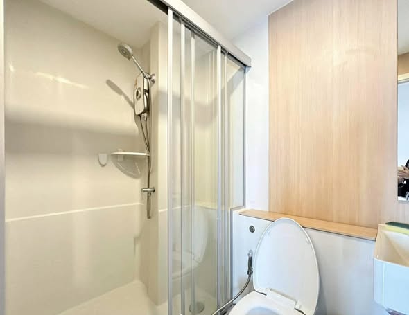 room interior and bathroom of Aspire Sathorn – Tha Phra