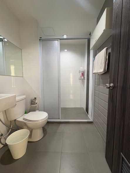 room interior and bathroom of Aspire Sukhumvit 48
