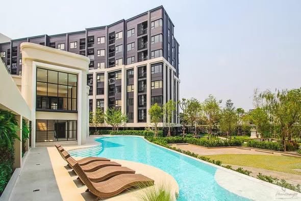 pool of Aspire Sukhumvit-On Nut