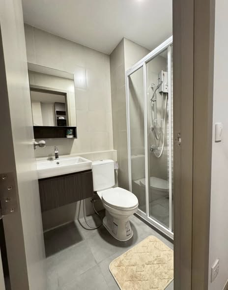 room interior and bathroom of Aspire Sukhumvit-Rama 4