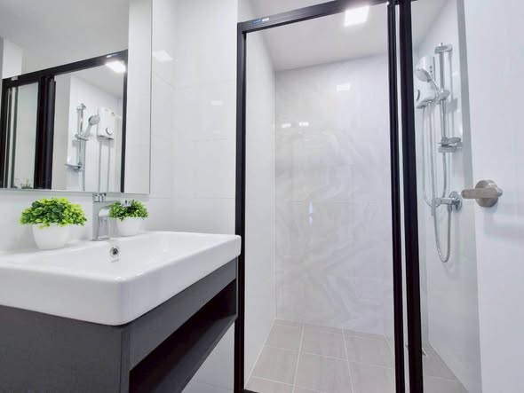 bathroom of Atmoz Palacio Ladprao Wanghin | แอทโมซ พาลาซิโอ ลาดพร้าว วังหิน