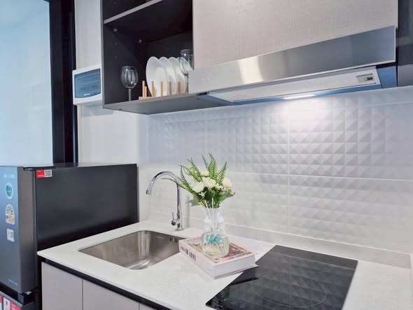 bathroom and kitchen of Atmoz Palacio Ladprao Wanghin | แอทโมซ พาลาซิโอ ลาดพร้าว วังหิน
