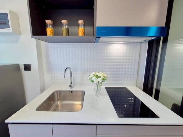 bathroom and kitchen of Atmoz Palacio Ladprao Wanghin | แอทโมซ พาลาซิโอ ลาดพร้าว วังหิน