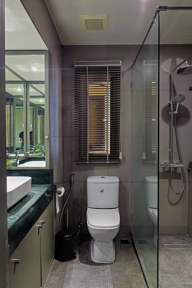 room interior and bathroom of Baan Chaopraya