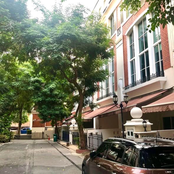 Baan klang Krung (British Town – Thonglor)