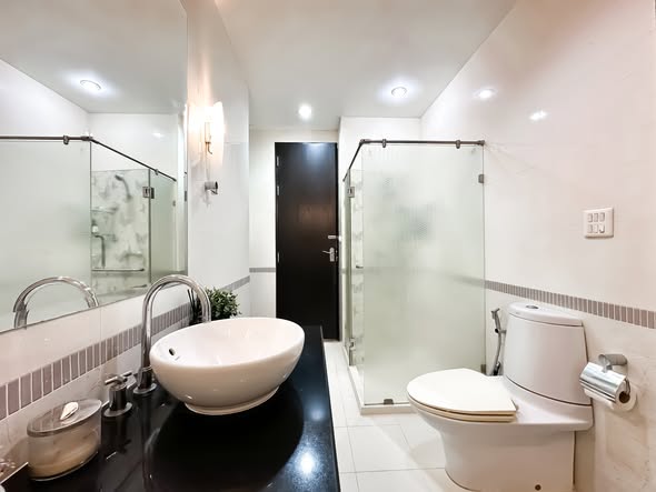 bathroom of Baan Klang Krung Siam-Pathum Wan