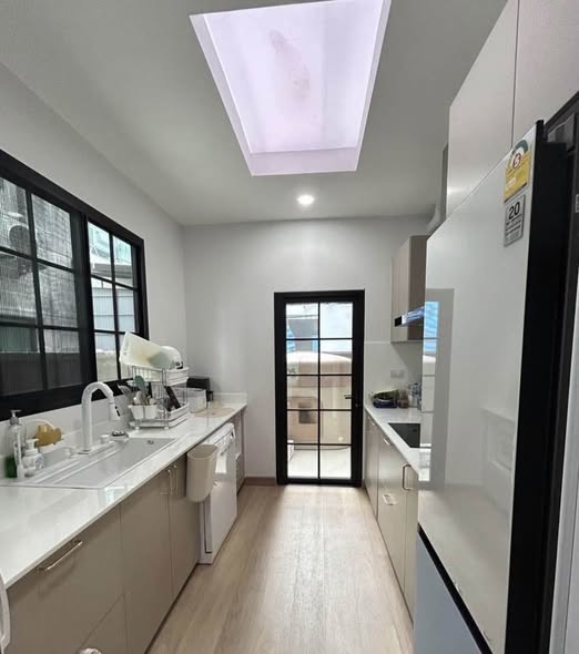bathroom and kitchen of Baan Klang Muang Classe Ratchayothin บ้านกลางเมือง คลาสเซ่ รัชโยธิน