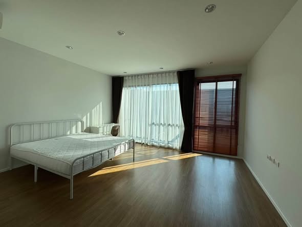bedroom and room interior of Baan Klang Muang The Paris Rama 9 – Ramkamhaeng