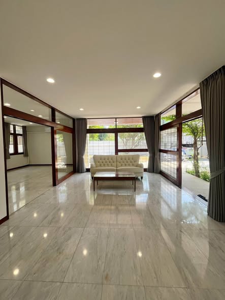 living room and bedroom of บ้านปรีดี ที่พักรายเดือน (Baan​ Pridi)