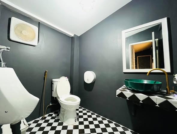 bathroom of Baan Sathon Condominium