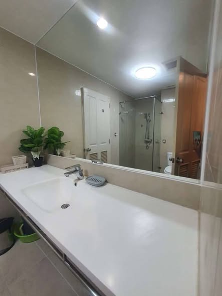 bathroom of Baan Sathorn Chao Phraya