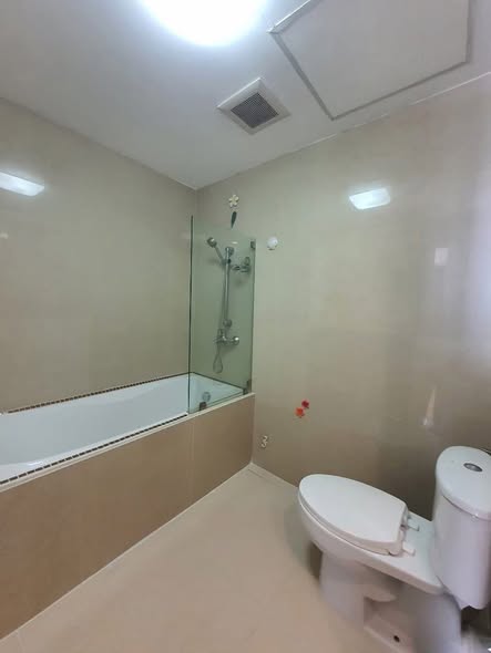bathroom of Baan Sathorn Chao Phraya