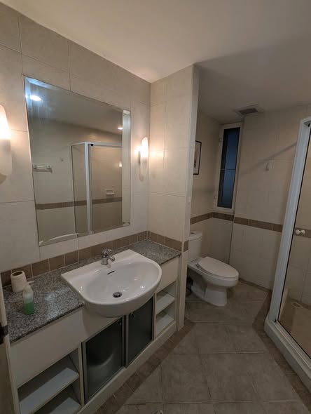 bathroom of Baan Siriyenakat