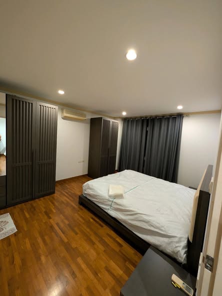 bedroom and room interior of Baan Siriyenakat