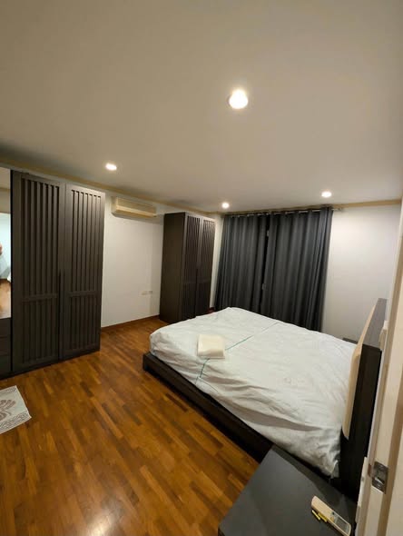 bedroom and room interior of Baan Siriyenakat