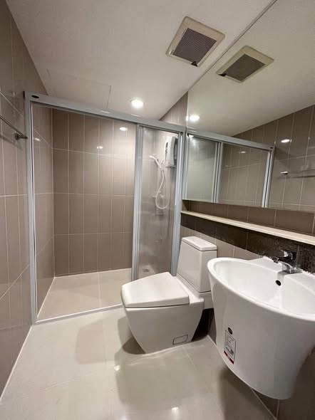 bathroom of Ban Klang Mueang S-Sense Sathorn-Taksin 2