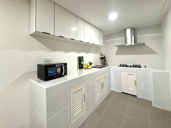 bathroom and kitchen of Ban Klang Mueang Yaek Ratchada-Lat Phrao