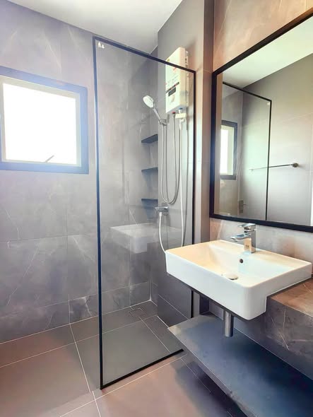 room interior and bathroom of Bangkok Boulevard Bangna KM.5 บางกอก บูเลอวาร์ด บางนา กม.5