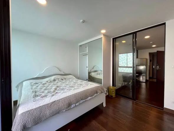 bedroom and room interior of Bangkok Feliz Sathon-Taksin