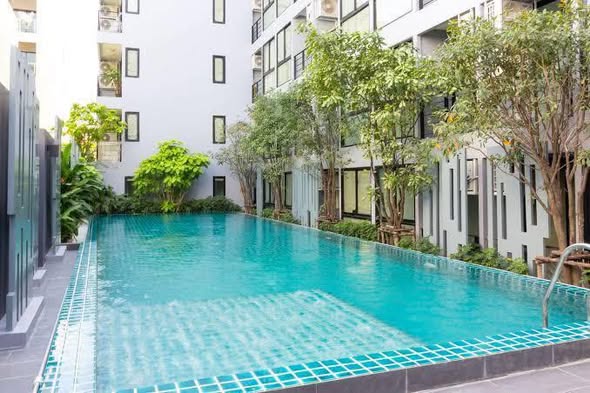 pool of Bangkok Feliz Sathon-Taksin