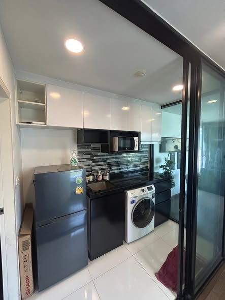 room interior and kitchen of Bangkok Feliz Sathon-Taksin