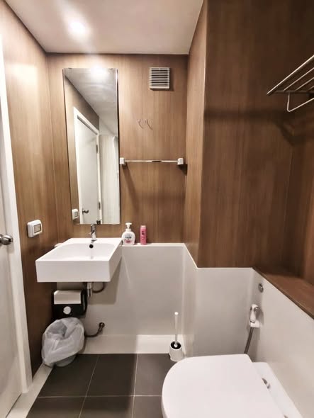 bathroom of Blossom Condo Sathon-Charoen Rat