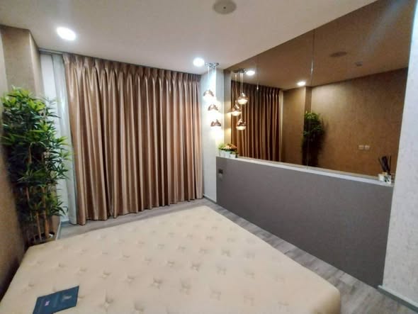 bedroom and bathroom of Brown Condo Phahol 67