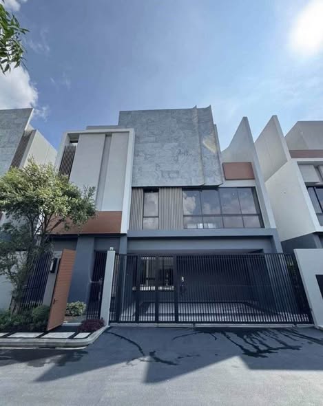 บูก้าน กรุงเทพกรีฑา | Bugaan Krungthep Kreetha