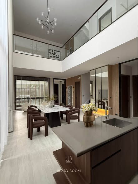 living room and kitchen of บูก้าน กรุงเทพกรีฑา | Bugaan Krungthep Kreetha