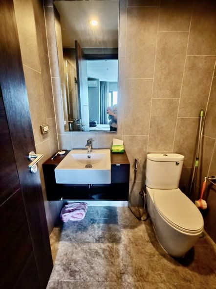 bathroom of C Ekkamai Condominium