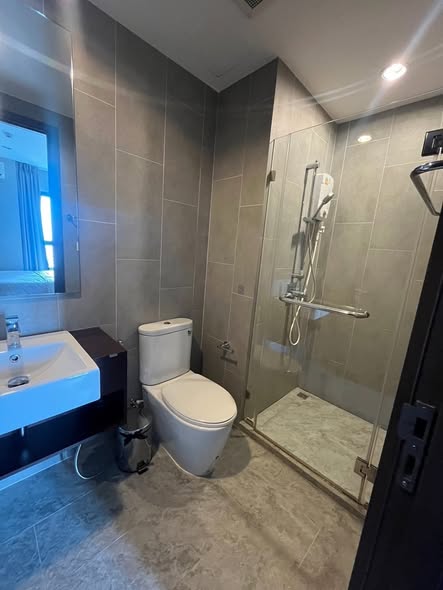 room interior and bathroom of C Ekkamai Condominium