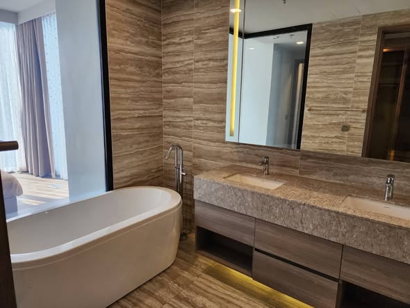 bathroom of Celes Asoke