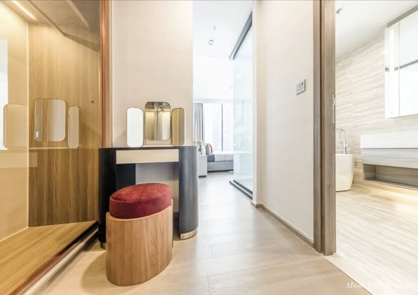 room interior and bathroom of Celes Asoke