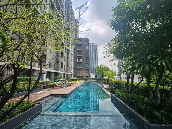 pool of Centric Huai Khwang Station