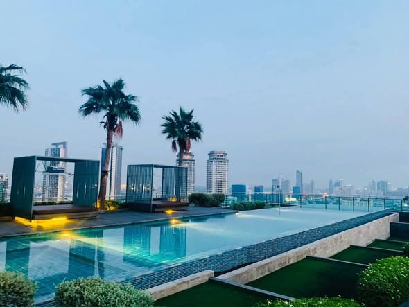pool of Centric Sathon-St Louis