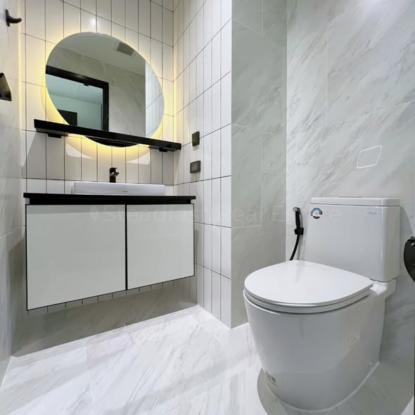 bathroom of Chapter Charoennakhon–Riverside