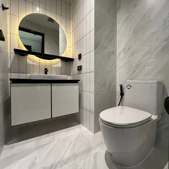 bathroom of Chapter Charoennakhon–Riverside