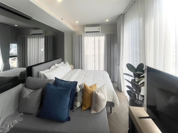 bedroom and living room of Chapter Chula-Samyan