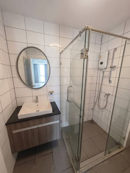 room interior and bathroom of Chapter One Eco Ratchada-HuaiKhwang