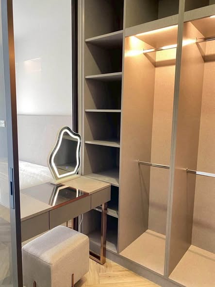 room interior and bathroom of CHAPTER THONGLOR 25