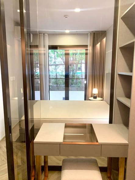 room interior and bathroom of CHAPTER THONGLOR 25