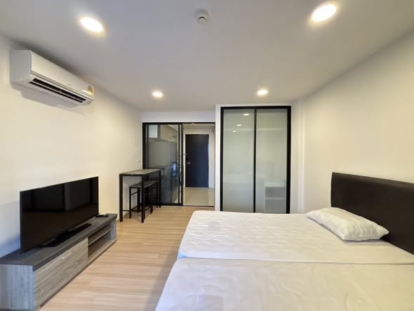bedroom and room interior of Chateau In Town Pinklao – Siriraj