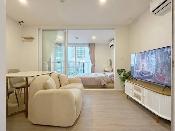 bedroom and living room of Chateau In Town Ratcha Yothin