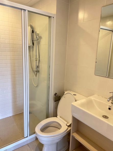 room interior and bathroom of Chewathai Hallmark Ladprao – Chokchai 4