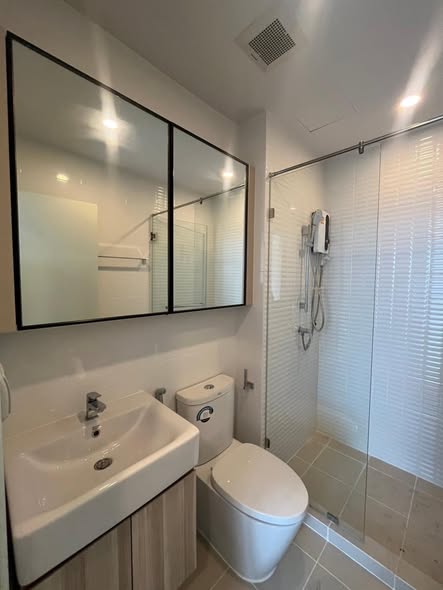 room interior and bathroom of Chewathai Kaset-Nawamin
